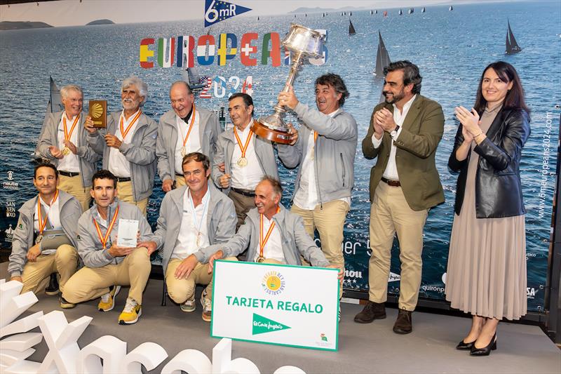 His Majesty King Juan Carlos of Spain and the Bribon crew receive the President Woodrow Wilson Trophy - Six Metre European Championship - photo © SailingShots by Maria Muiña