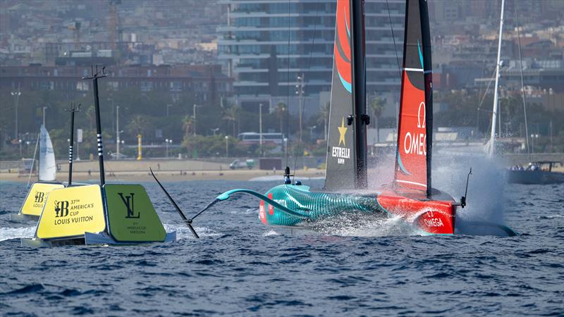 Emirates Team NZ digs in during a bottom gate rounding  - Louis Vuitton 37th America's Cup, Race Day 4 - October 16, .2024 - photo © Ricardo Pinto / America's Cup