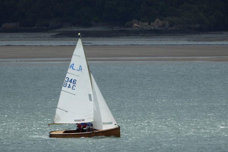 The golden conveyor belt of tide delivers the Willatts to the windward mark - Menai Strait Regattas - photo © Ian Bradley