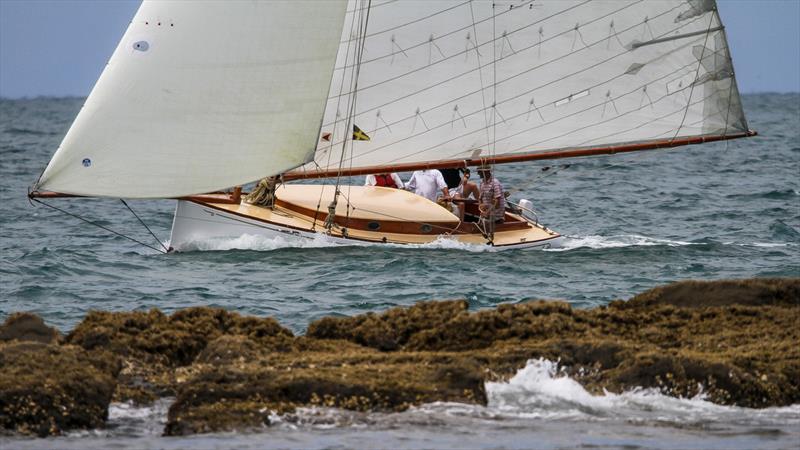 Mullet boat  passing outside one of the the Saddle Island reefs - Mahurangi Regatta - January 29, 2022 photo copyright Richard Gladwell - Sail-World.com/nz taken at  and featuring the Classic Yachts class