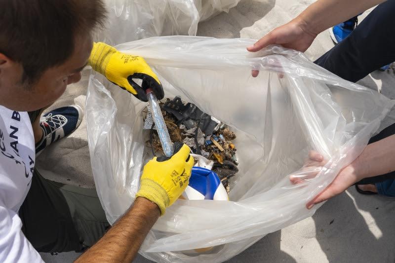Researcher Andrea de Lucia selects items of rubbish to show to the participants towards the end of the morning - photo © YCCS / Daniele Macis