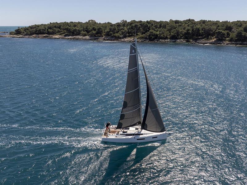 Jeanneau Sun Odyssey 350 with fat head main on a reach - photo © Gilles Martin-Raget