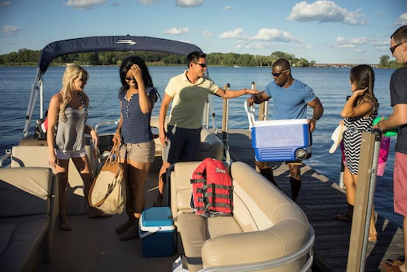 Tips for Memorial Day boating - photo © Discover Boating