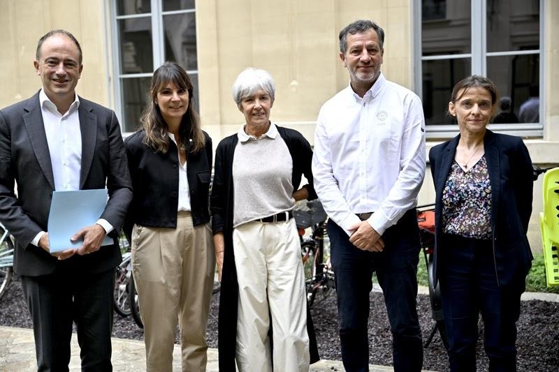 Left to right, for the signing of the partnership agreement today, Éric Banel, Anais Lançon, Claudie Haigneré, Gildas Gautier and Marie Atinault - photo © Transat Café L'OR