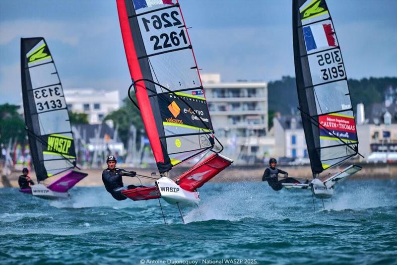 Hippolyte Gruet on the send at the France Nationals - photo © Antoine Dujoncquoy