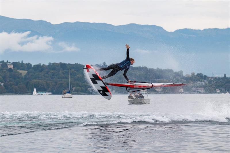 Tim Gerdes going one handed - 2024 Freestyle Pro Tour Geneva - photo © Anina Heimoz